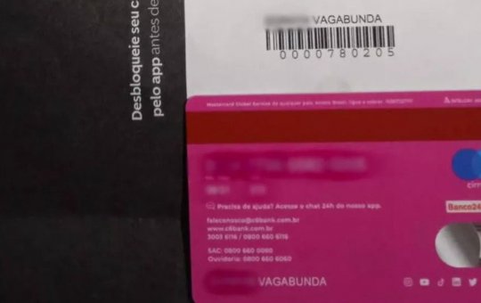 Mulher tem sobrenome trocado por 'vagabunda' em cartão de crédito