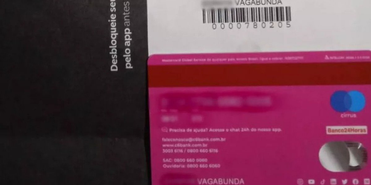 Mulher tem sobrenome trocado por 'vagabunda' em cartão de crédito