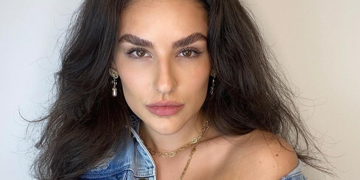 Kéfera Buchmann surpreende fãs com foto de tatuagem íntima