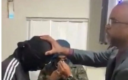 Chefe do tráfico interrompe culto no Rio e pede benção a pastor