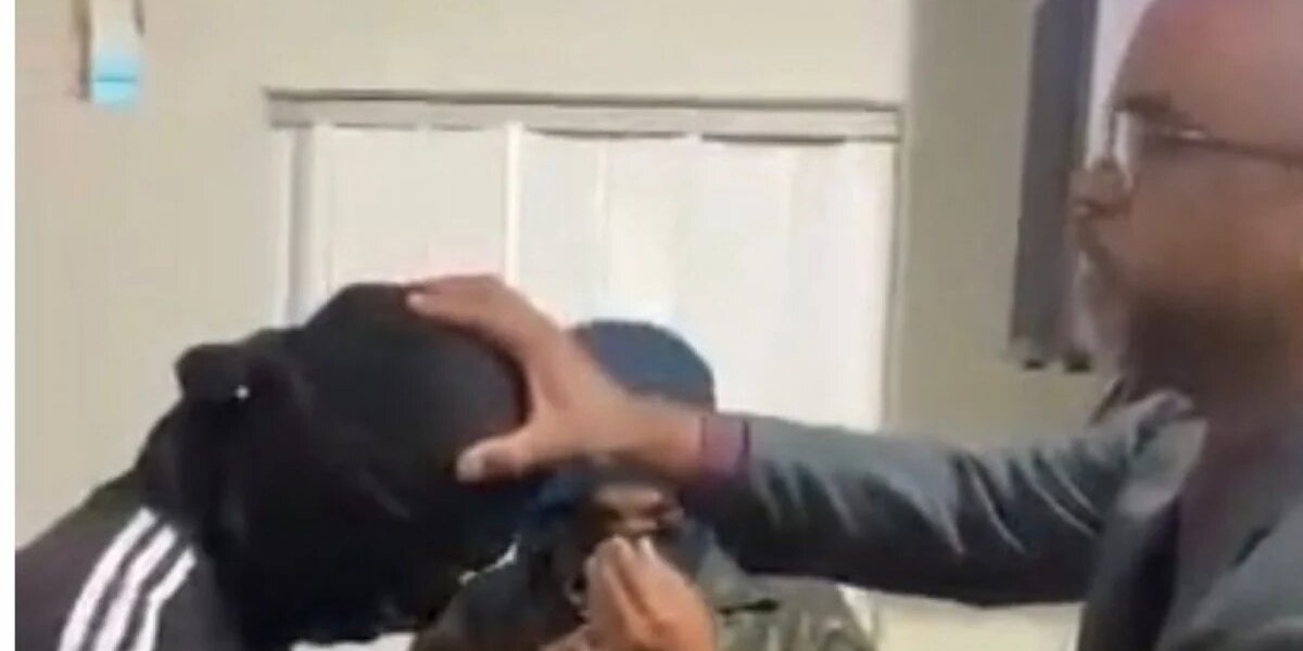 Chefe do tráfico interrompe culto no Rio e pede benção a pastor