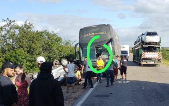 Ônibus da banda Limão com Mel se envolve em acidente em cidade baiana