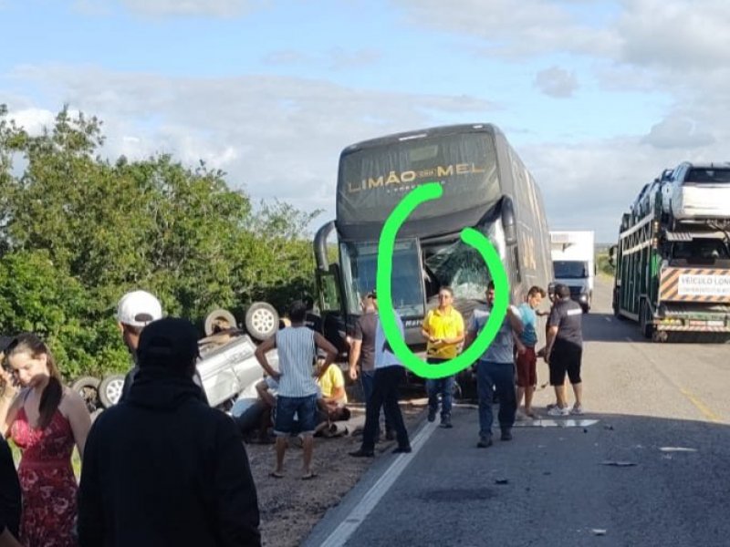 Ônibus da banda Limão com Mel se envolve em acidente em cidade baiana