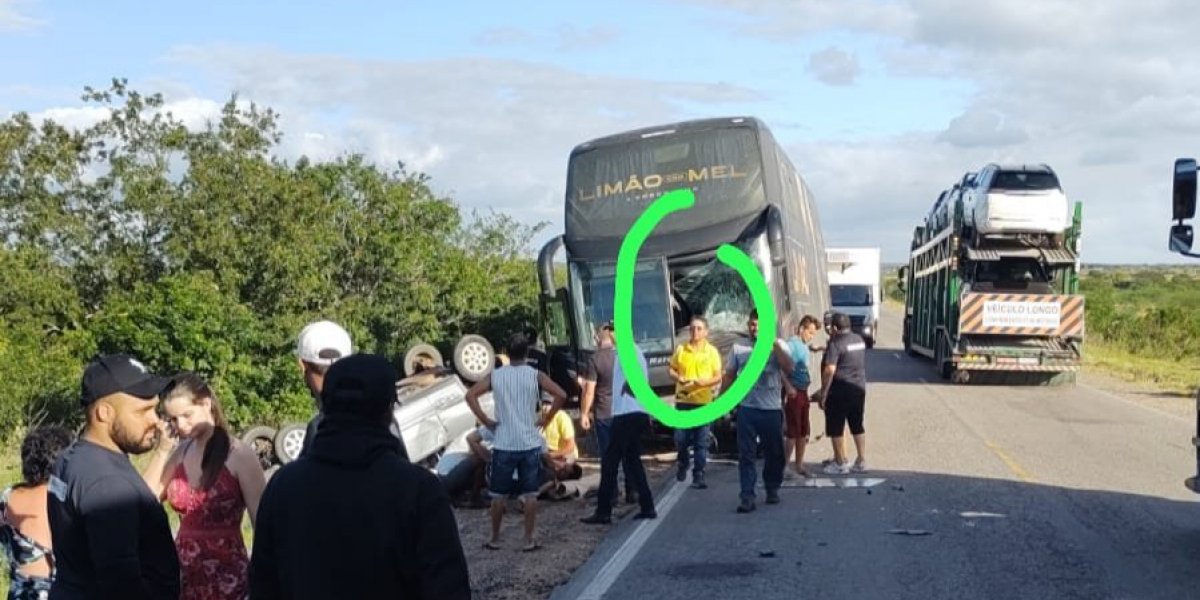 Ônibus da banda Limão com Mel se envolve em acidente em cidade baiana