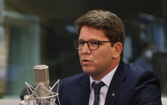 Internado, Mario Frias faz exigência e dá chilique com equipe médica