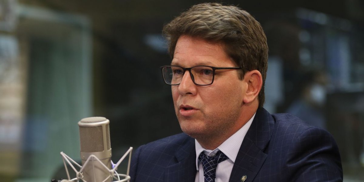 Internado, Mario Frias faz exigência e dá chilique com equipe médica