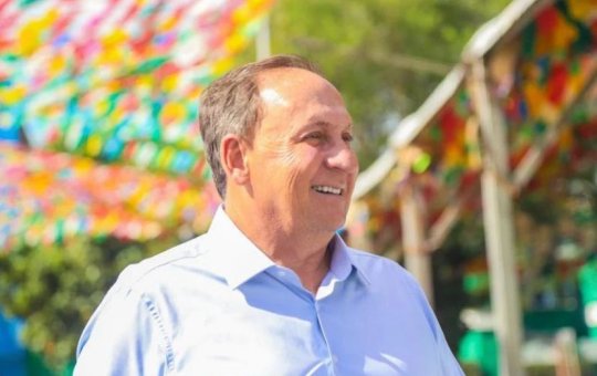 Prefeito de Mata de São João é atingido por telão durante evento em escola