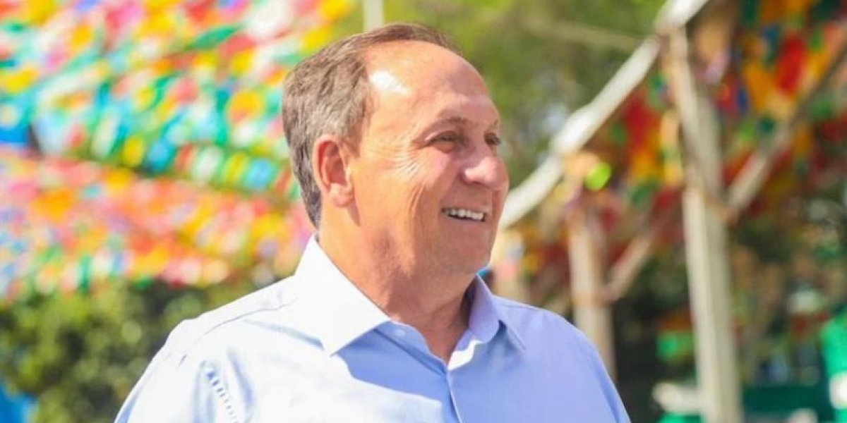 Prefeito de Mata de São João é atingido por telão durante evento em escola