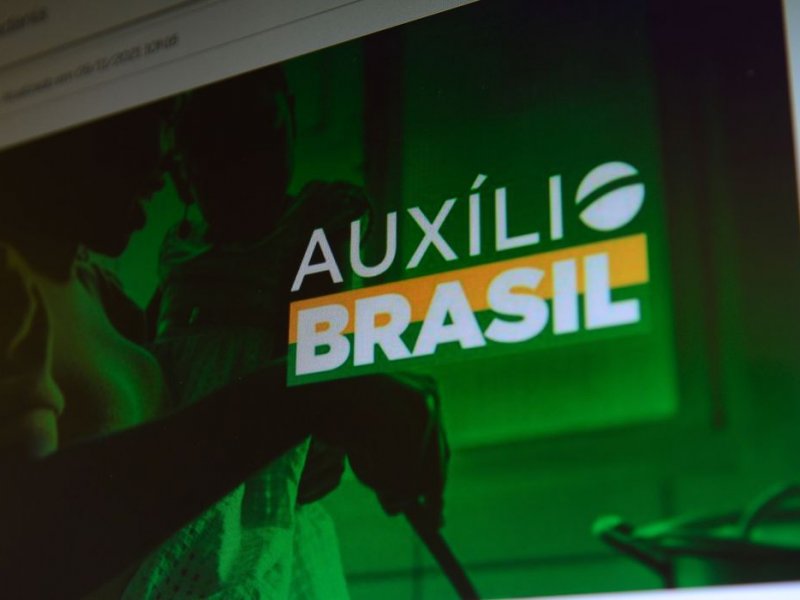 Aliados de Bolsonaro temem que aumento do Auxílio Brasil tenha ocorrido tarde