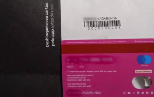 Banco afirma que a própria dona do cartão editou seu sobrenome para "vagabunda"