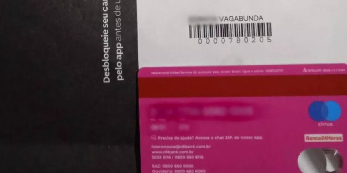 Banco afirma que a própria dona do cartão editou seu sobrenome para "vagabunda"