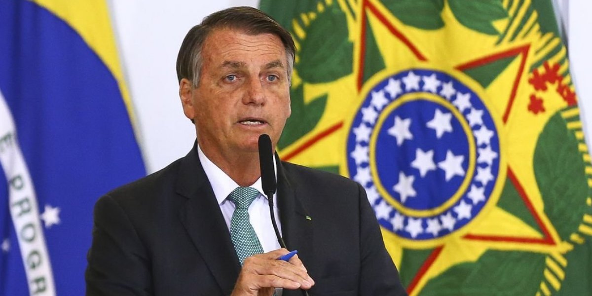 Bolsonaro edita decreto que obriga postos a exibir preço antigo da gasolina
