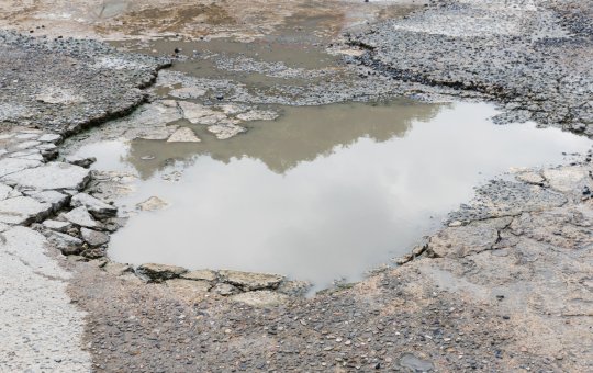 Moradores fazem paródia para denunciar rua não pavimentada em Feira de Santana