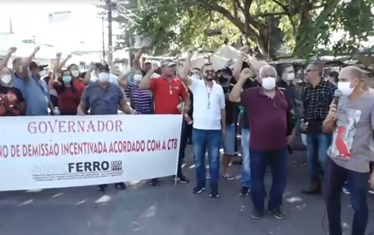 Ferroviários demitidos após desativação de trens protestam no bairro da Calçada