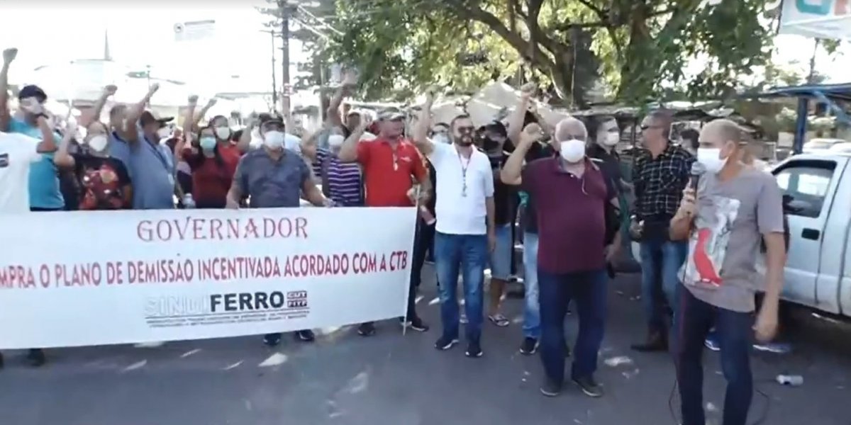 Ferroviários demitidos após desativação de trens protestam no bairro da Calçada