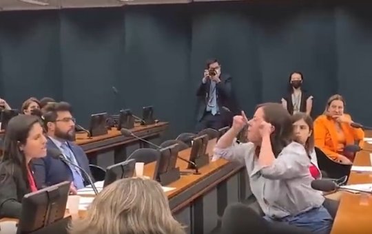 Deputadas discutem por homenagem a juíza que proibiu aborto de criança de 11 ano