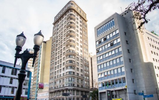 Homem cai de altura de 10 metros de edifício e atinge pedestres na Avenida de SP