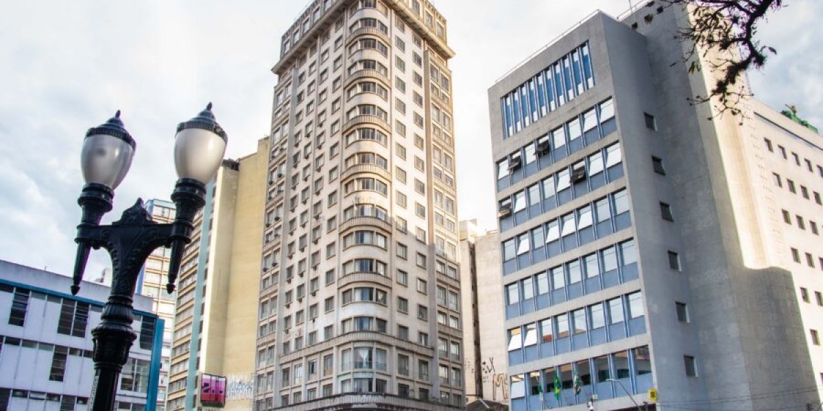 Homem cai de altura de 10 metros de edifício e atinge pedestres na Avenida de SP