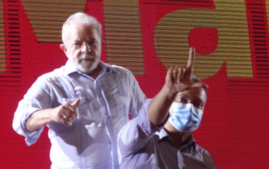 Bomba com fezes é atirada sobre público em comício de Lula no RJ
