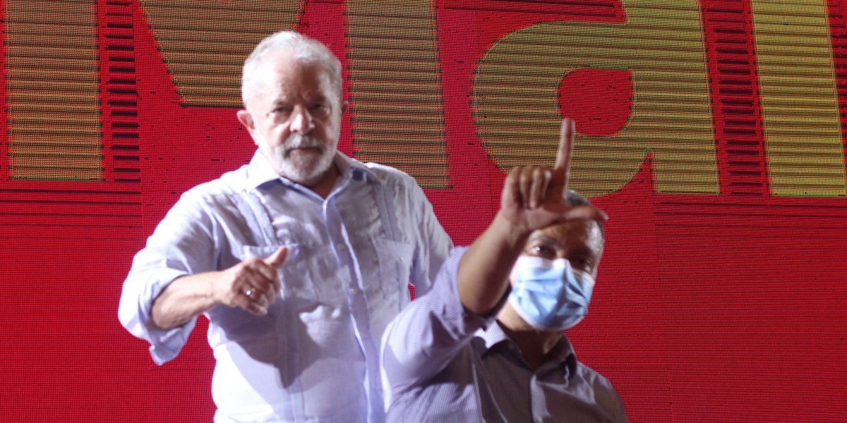 Bomba com fezes é atirada sobre público em comício de Lula no RJ