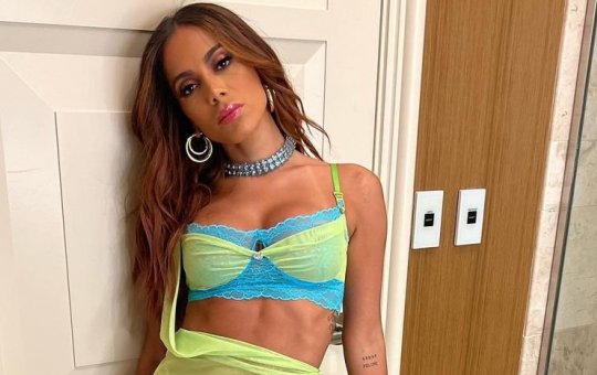 De biquíni fio-dental, Anitta para a web dançando nova música "No más"