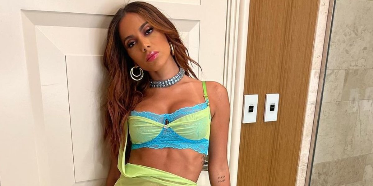 De biquíni fio-dental, Anitta para a web dançando nova música "No más"