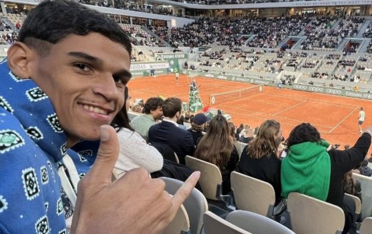 Luva de Pedreiro é intimado pela Justiça após polêmica com ex-empresário