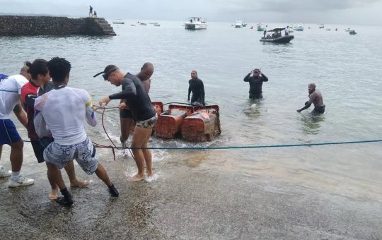 400 kg de lixo são retirados da praia do Porto da Barra por mergulhadores