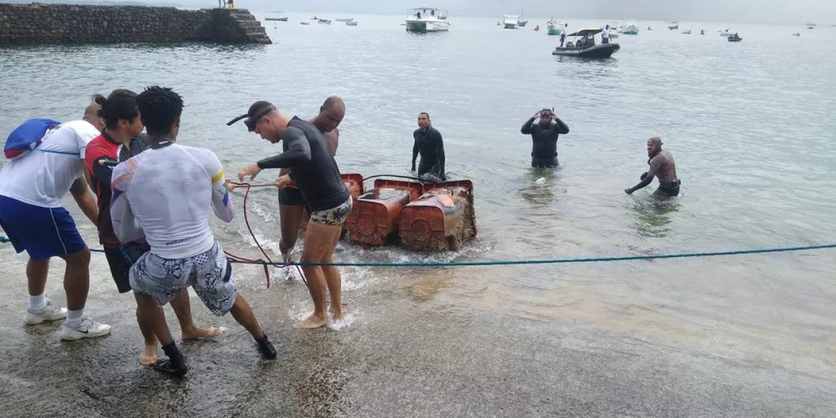 400 kg de lixo são retirados da praia do Porto da Barra por mergulhadores