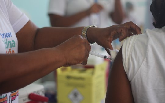 Covid-19: Brasil registra 56 mortes e 21,9 mil novos casos nas últimas 24h