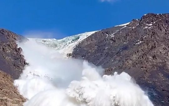 Turista filma avalanche em montanha até ser atingido pela neve; veja o vídeo