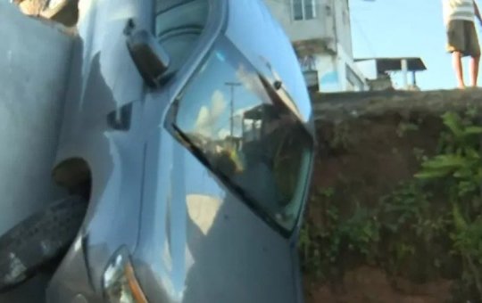 Salvador: Caminhonete invade canteiro e cai em ribanceira no bairro de Paripe