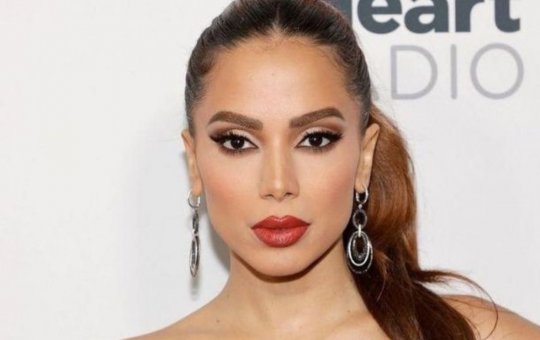 Anitta posa com vestido transparente em desfile de grife na Itália e agita a web