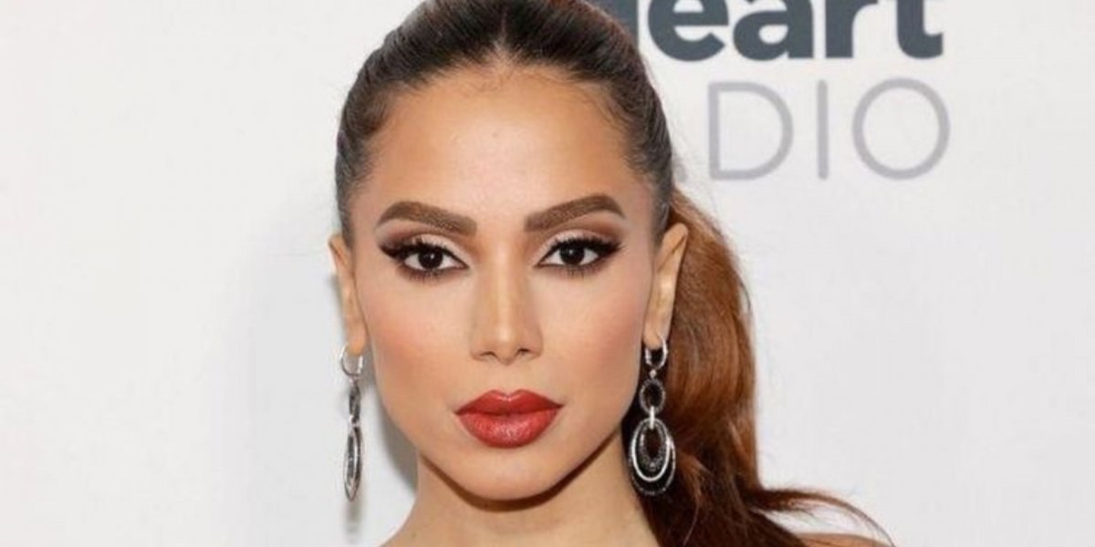 Anitta posa com vestido transparente em desfile de grife na Itália e agita a web