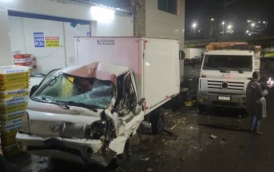 Caminhão desce ladeira e atinge veículos após motorista perder o controle