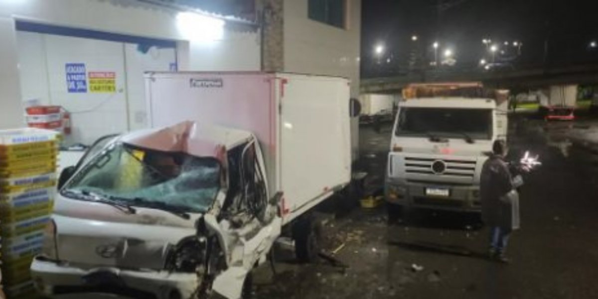 Caminhão desce ladeira e atinge veículos após motorista perder o controle