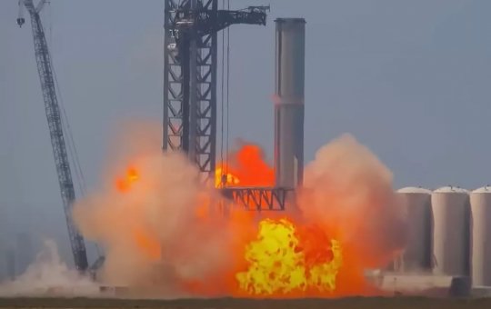 Foguete explode na fábrica da SpaceX durante teste de solo