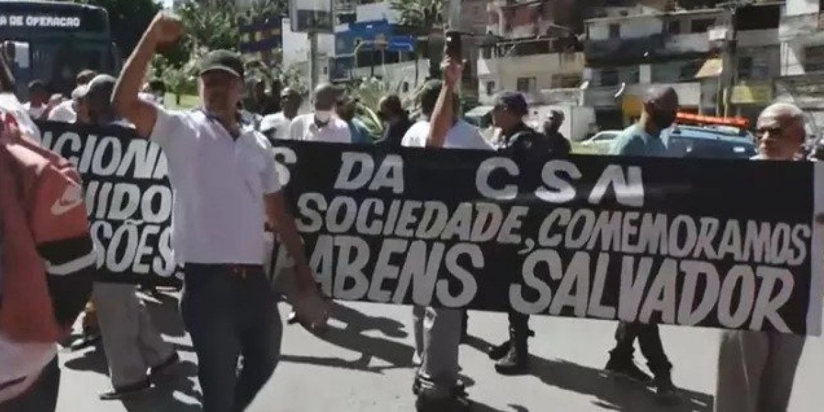 Ex-funcionários da extinta CNS fazem protesto na região da Lapa