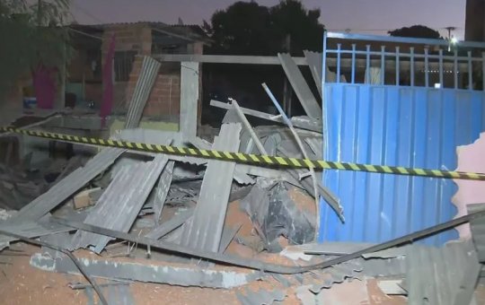 Carreta tomba e destrói ao menos 10 casas no Anel Rodoviário de Belo Horizonte