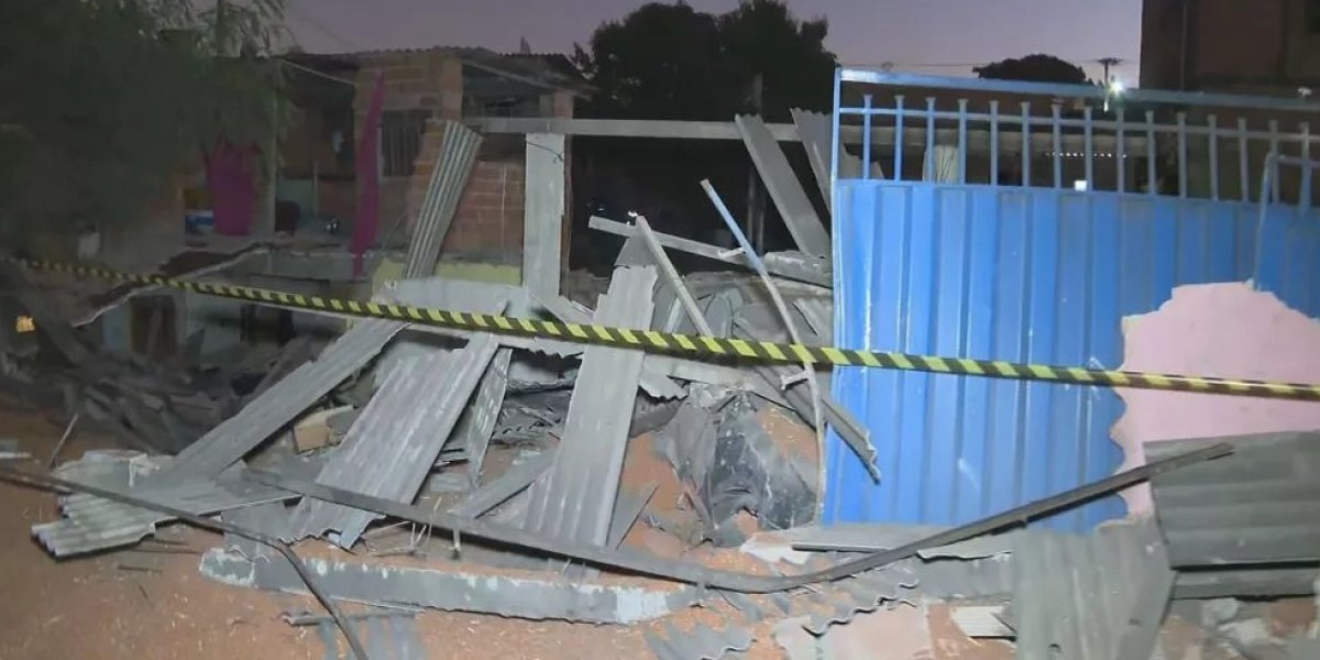 Carreta tomba e destrói ao menos 10 casas no Anel Rodoviário de Belo Horizonte