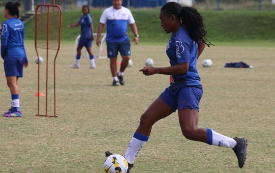 Lateral de time feminino do Bahia mira acesso e enaltece clube: "uma honra"