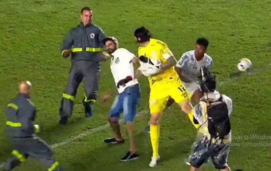 Torcedores do Santos invadem campo e agridem goleiro Cássio; veja o vídeo