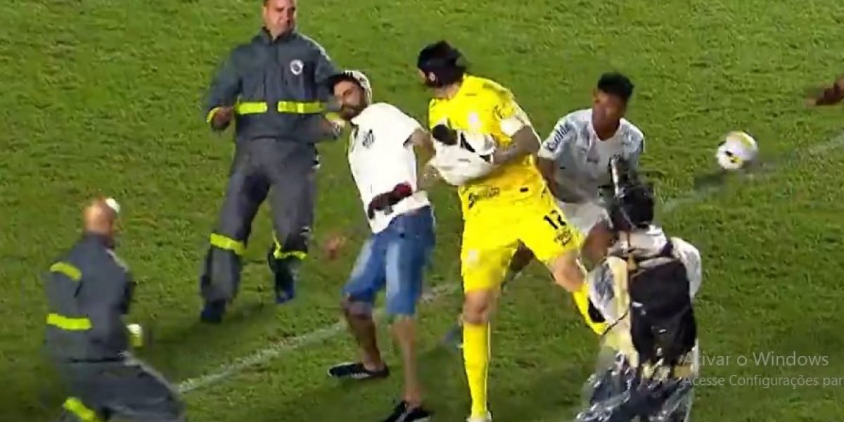 Torcedores do Santos invadem campo e agridem goleiro Cássio; veja o vídeo