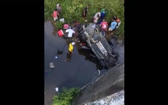 Carro despenca de ponte e três pessoas ficam feridas no Vale do Jiquiriçá
