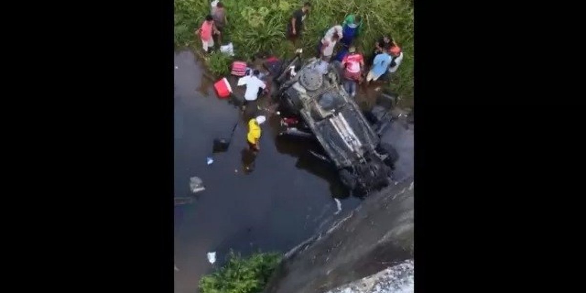 Carro despenca de ponte e três pessoas ficam feridas no Vale do Jiquiriçá
