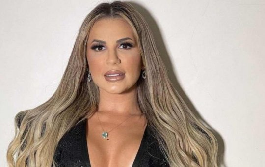 Polícia cumpre mandado de busca e apreensão em mansão de Deolane Bezerra