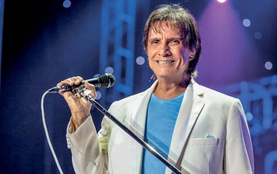 Vixe! Roberto Carlos se irrita com gritaria e manda fã "calar a boca"