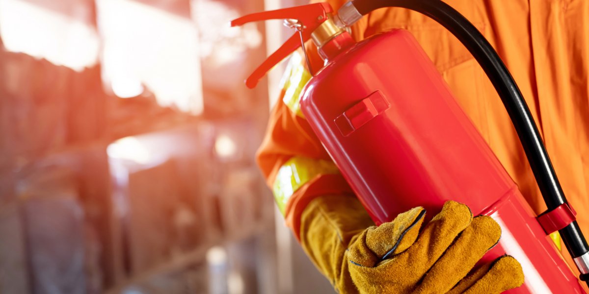 Incêndio: Prédio de três andares pega fogo no centro de Salvador