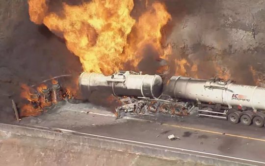 Colisão entre caminhão e carreta na BR-262 resulta em incêndio e dois mortos