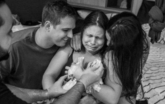 Nasce bebê de trisal em Londrina (PR) e menino terá sobrenome dos três pais